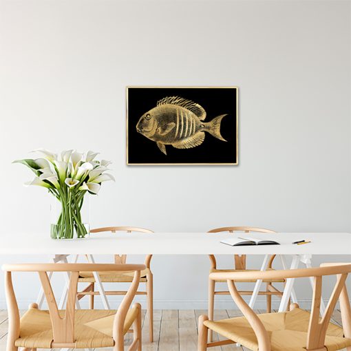 metaliczna rybka na plakacie