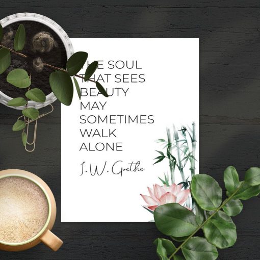 Plakat z kwiatem lotosu i napisem: the soul that sees beauty may sometimes walk alone