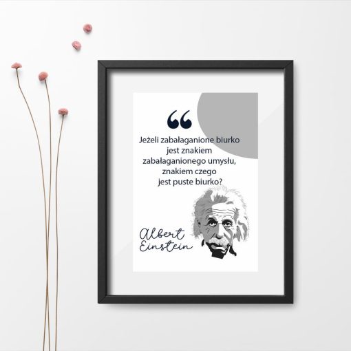 Plakat z maksymą Einsteina o pustym biurku