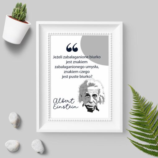 Plakat z sentencją Einsteina o porządku na biurku i pustej głowie